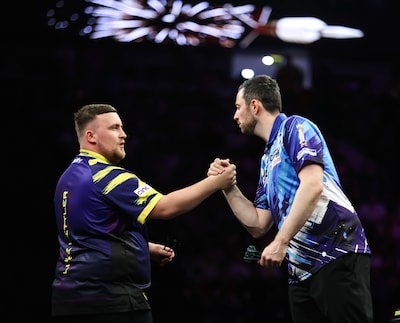 LIVE Premier League Darts | Welke Luke wint de Premier League? Humphries pakt voorsprong op Littler in duel om dik 400.000 euro