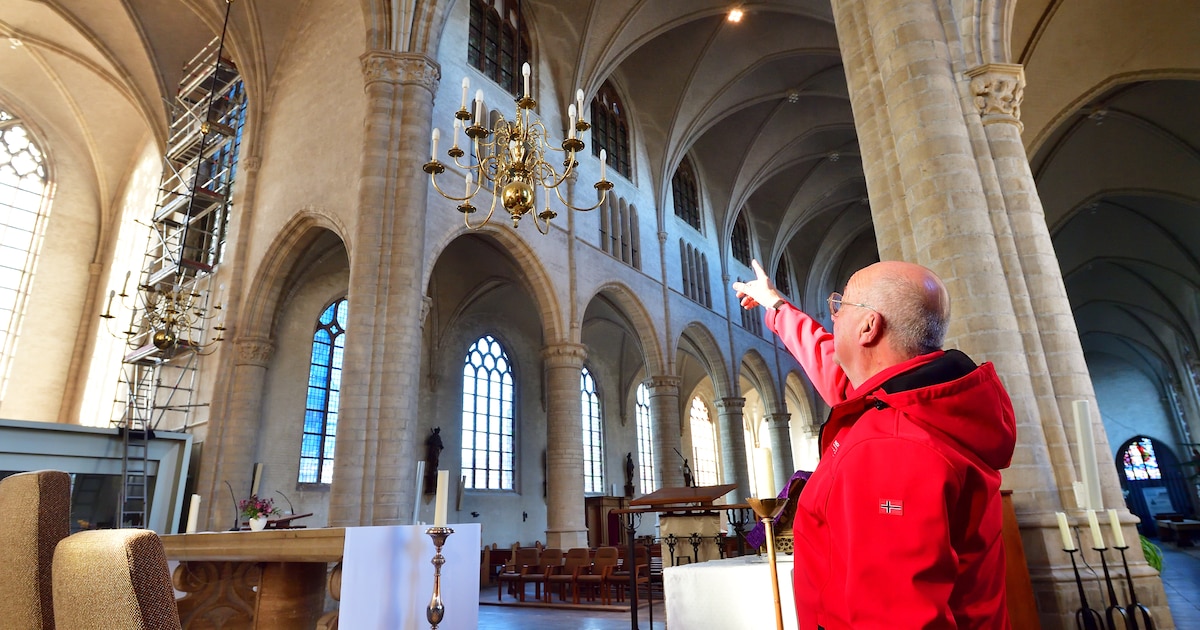Tegenvaller bij restauratie Wouwse Lambertuskerk: ondeugdelijke kit van glas-in-loodraam levert flin