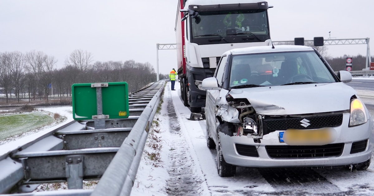 Ongeval met twee vrachtwagens en personenauto op A67 bij Lierop, toerit afgesloten