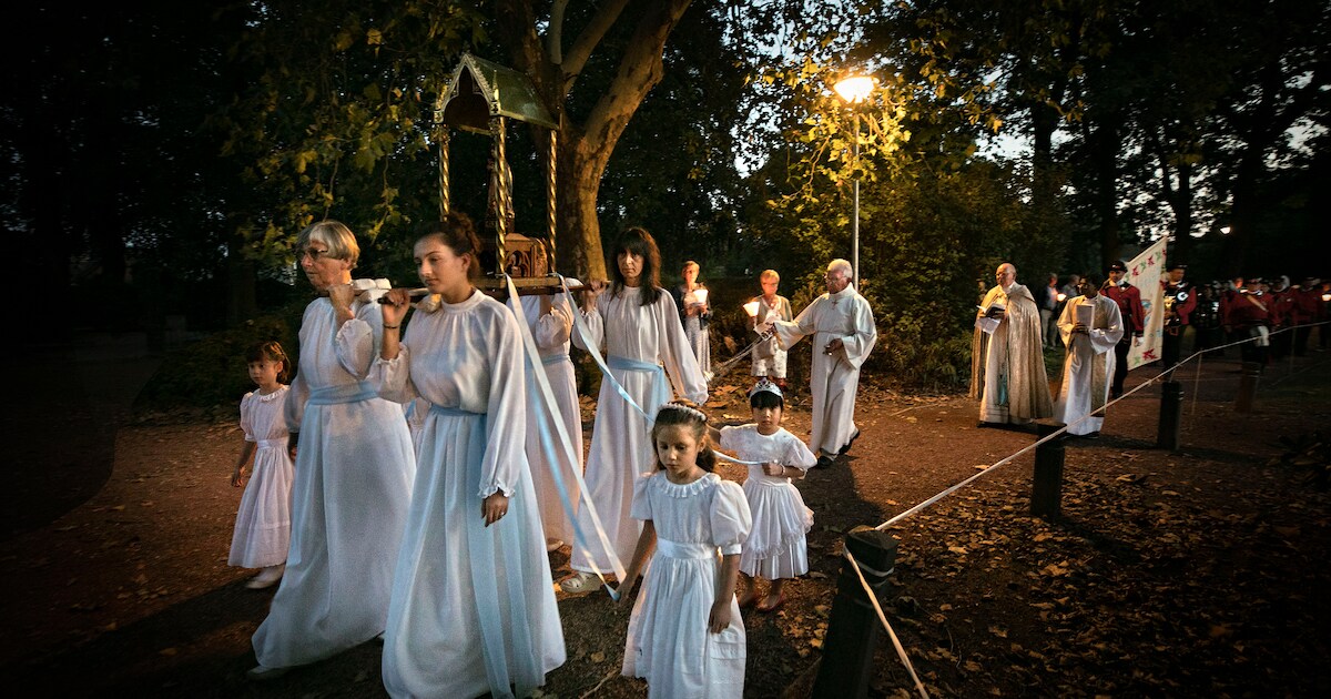 Lichtprocessie rond Christus Koningkerk in Veldhoven