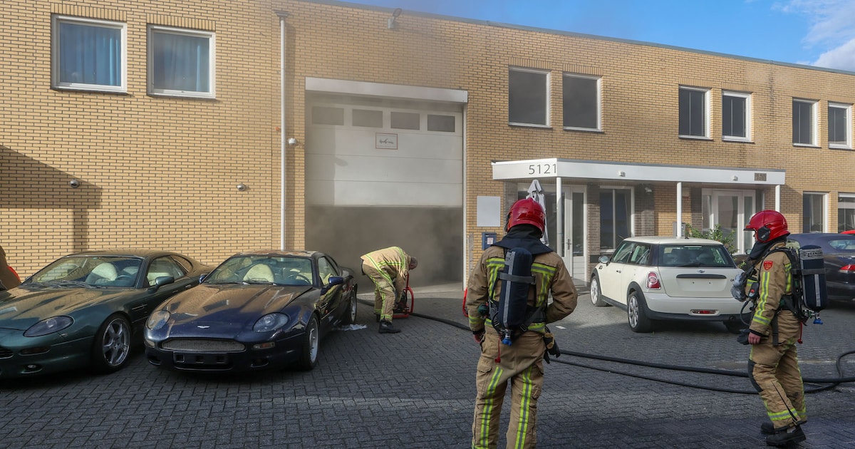Forse rookontwikkeling door autobrand bij garagebedrijf in Veldhoven