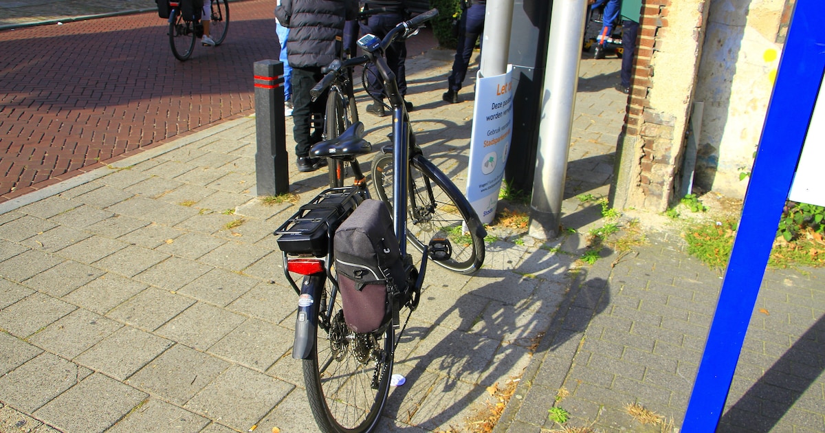 Twee fietsers nagekeken door ambulance na botsing in Weert