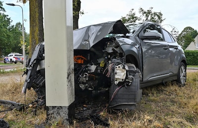 Elektrische auto rijdt tegen paal in Berkel-Enschot, twee inzittenden naar ziekenhuis