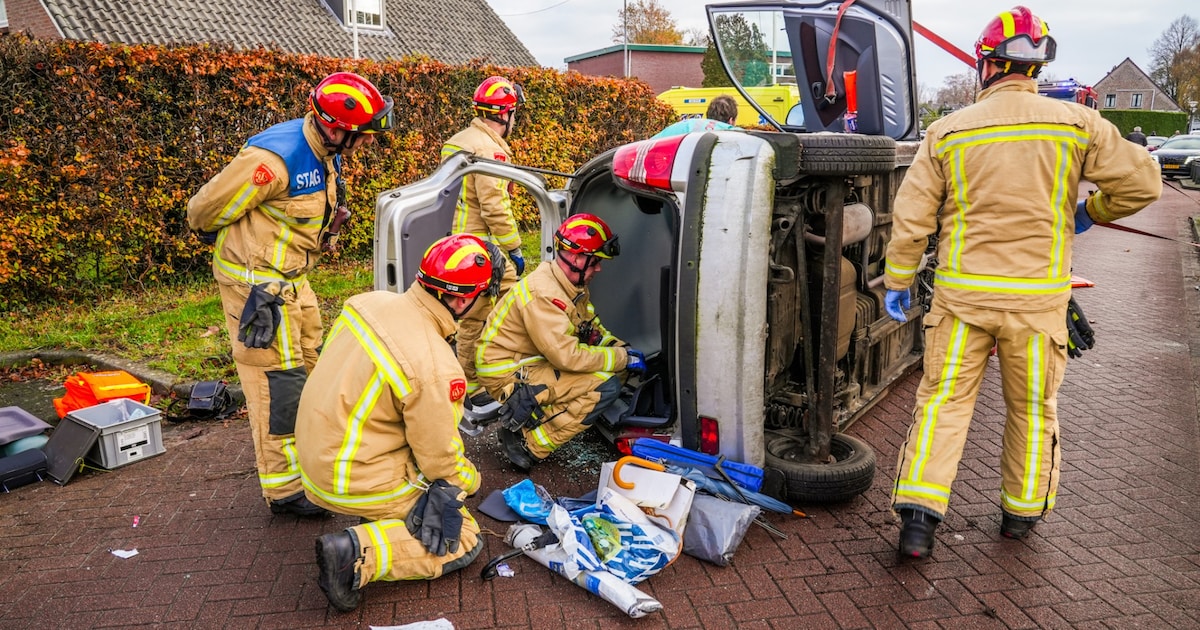 Oudere vrouw botst tegen paaltje in Geldrop, auto belandt op zijkant