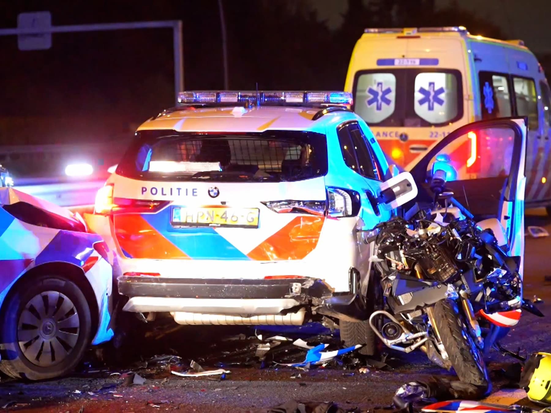 Auto ramt politiewagens op A2, agenten zwaargewond