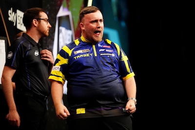 LIVE Premier League Darts | Luke Littler naar finale Premier League na spannende brulpartij: wint hij ook de allesbeslissende avond?