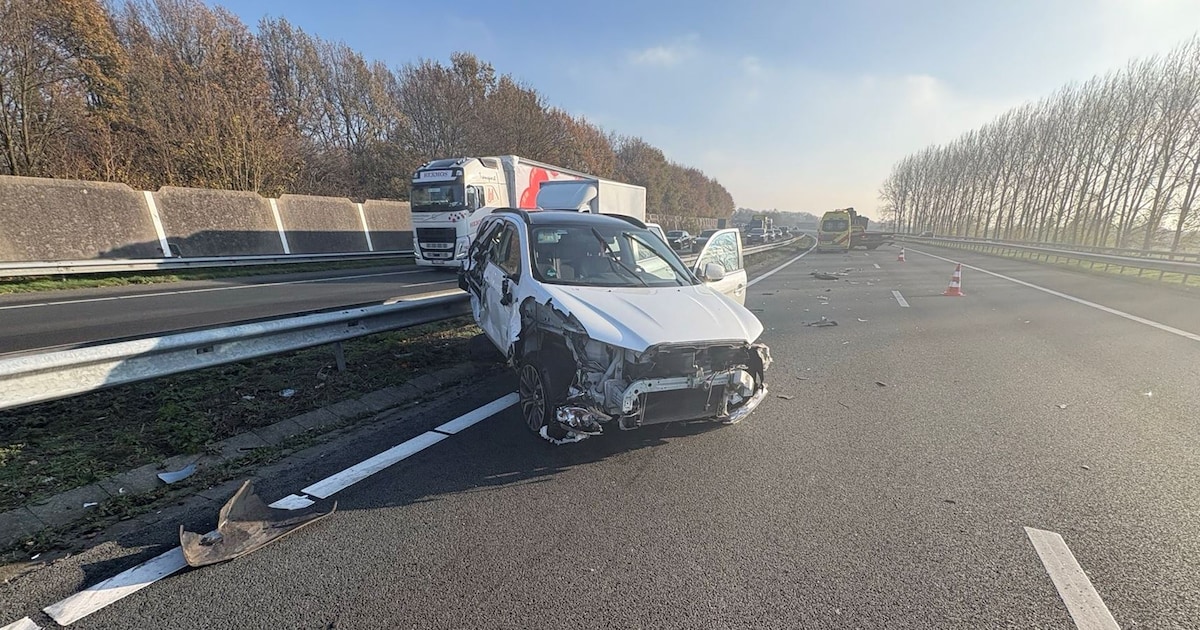 Ongeval op de A2 bij Valkenswaard zorgt voor forse vertraging vanuit Eindhoven: auto flink beschadig