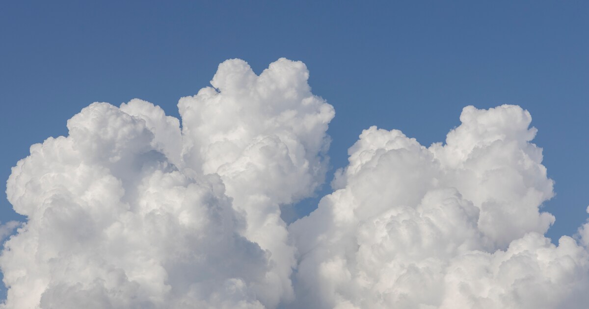 Zwaar bewolkt met weinig ruimte voor opklaringen in Deurne in de avond