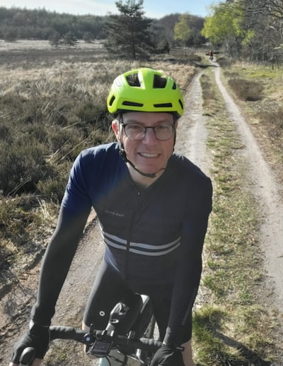 Tom (39) kreeg nier van oud-collega en fietst nu 500 km voor anderen:‘Niemand zou jarenlang moeten wachten’