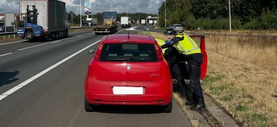 Man parkeert onder invloed en zonder rijbewijs op de vluchtstrook van de A58 bij Oirschot