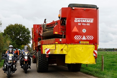 Chaos in Tour of Holland: etappe definitief gestaakt, gevaarlijke situatie met tegemoetkomende wagen