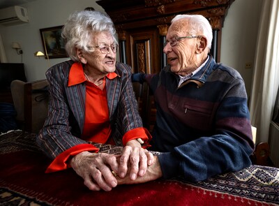 Jan (95) en Toos (93) vieren bijzonder jubileum: al 70 jaar een abonnement op de krant (en ook net z
