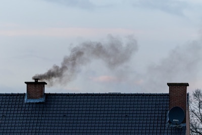 Volgens Mirjam stookt haar buurman van alles en nog wat: ‘Hoe kun je die pallets met bruinkool over 
