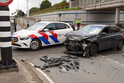 Auto’s zwaar beschadigd na botsing op kruising met knipperende verkeerslichten in Helmond