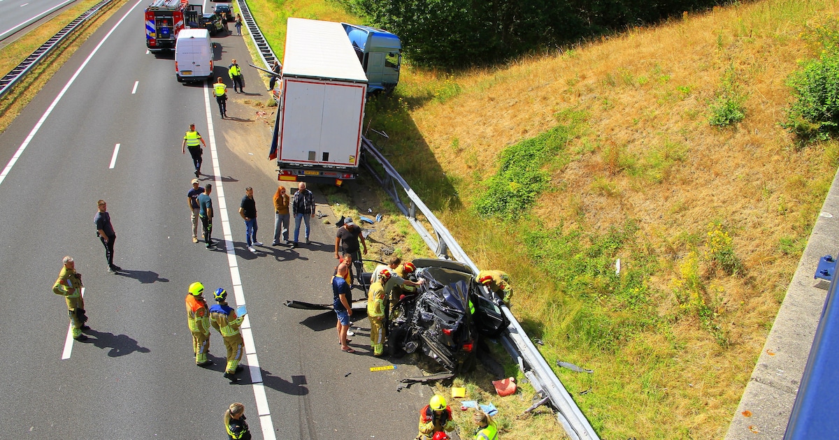 Ernstig ongeluk tussen vrachtwagen en auto op A2 tussen Weert en Maarheeze