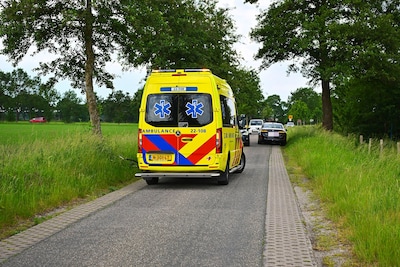 Wielrenner raakt gewond bij botsing met auto in Westerhoven, slachtoffer naar het ziekenhuis