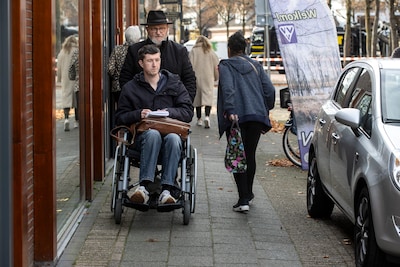 Christ (69) waarschuwt mij al vóór proefrondje in rolstoel door centrum Deurne, en dat blijkt terecht