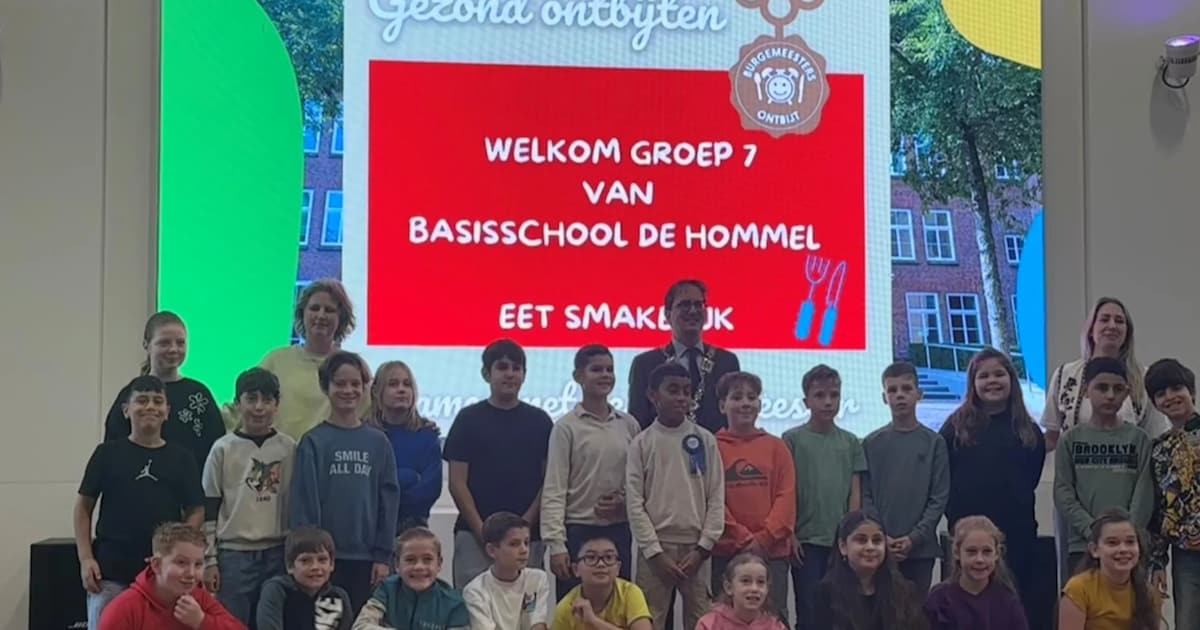 Burgemeester en leerlingen van basisschool De Hommel ontbijten in Venray