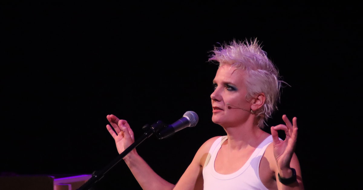Mireille (46) uit Bladel voelde zich nooit monogaam, en vertelt daar nu op het podium over: ‘Ik val 