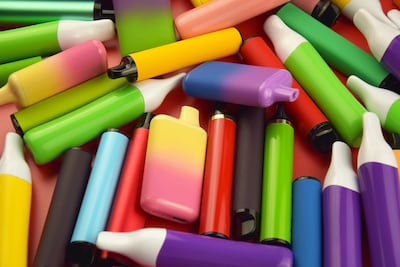 Verborgen ruimte met tientallen vapes en verstopte pokerkamer ontdekt bij grote controle in Eindhove