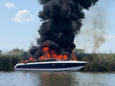 Mensen springen van brandende boot in de Biesbosch, schippers schieten te hulp