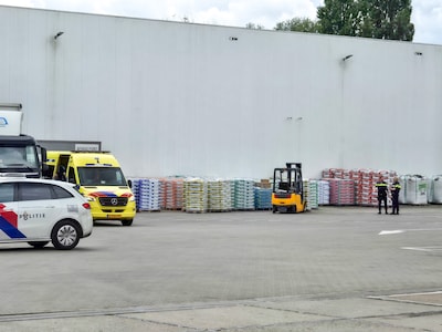 Man geraakt door heftruck bij bedrijf in Sprang-Capelle: met onbekende verwondingen naar het ziekenh