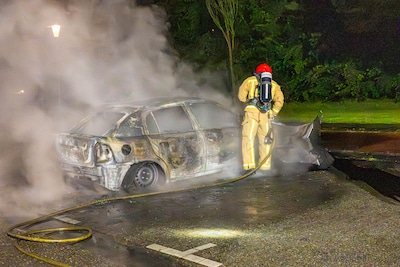 Auto vat vlam in Helmond, voorbijgangers slaan alarm