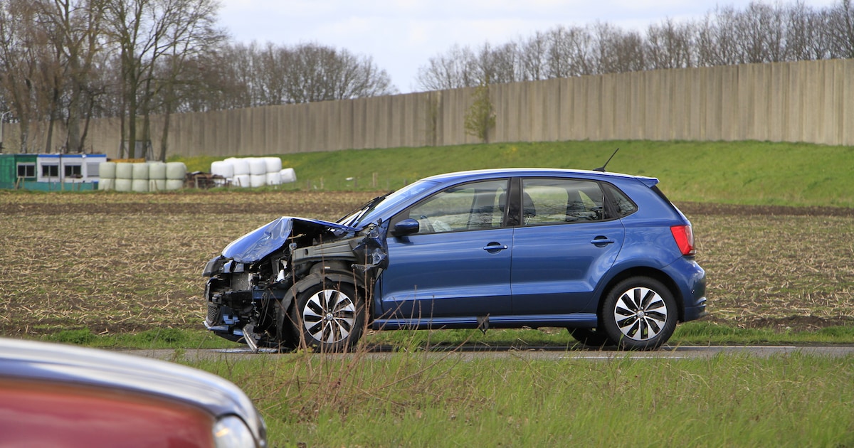 Flinke schade na botsing tussen auto's op N275 bij Weert