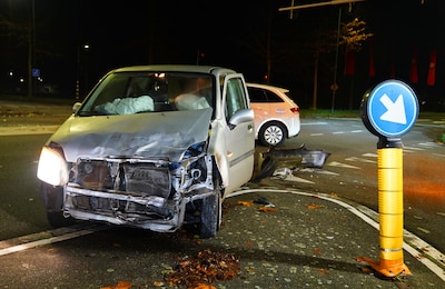 Botsing in Den Bosch zorgt voor forse schade bij twee auto’s, bestuurder reed door rood