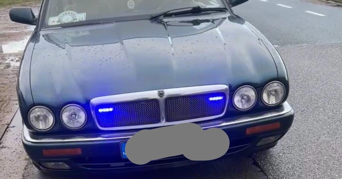 Auto rijdt met blauwe politielichten door Veldhoven, agenten halen ...