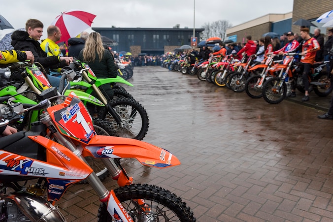 Motorcrossers in een rij als eerbetoon aan Erwin Robins | Regio | ED.nl