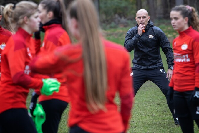 Rick de Rooij bij PSV voor even terug in het vrouwenvoetbal: ‘Leuk om ...
