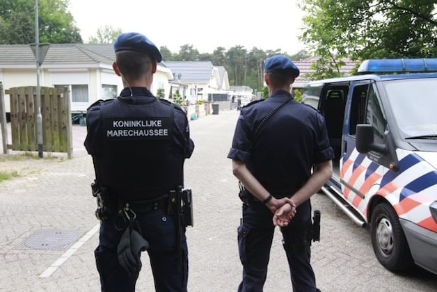 Drie arrestaties bij inval Task Force op woonwagenkamp Stiphout | Regio ...