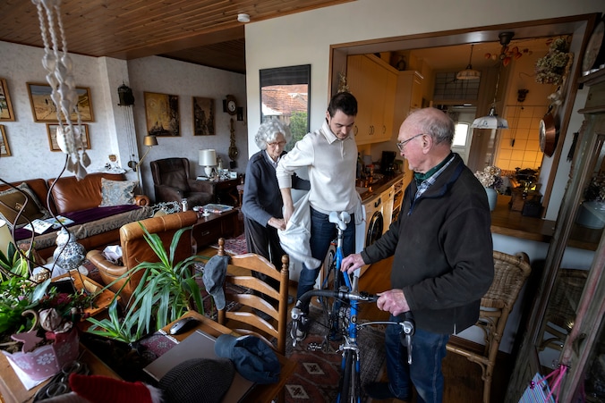 Ivar woont all-inclusive op kamers bij opa en oma: ‘Het verwennen is er ...