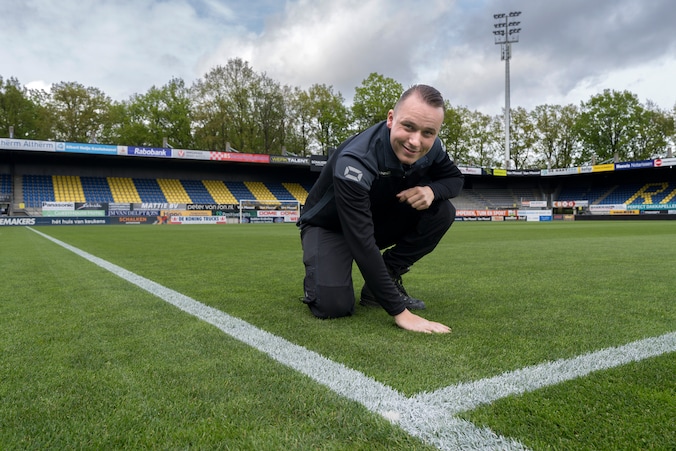 Waalwijks graswonder naar Feyenoord: Thimo (25) mag de magische mat van ...