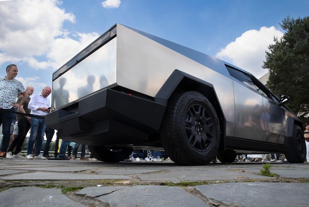 ‘Tesla-tank’ parkeert op de High Tech Campus in Eindhoven: ‘Bij mij ...