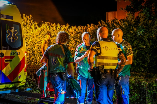 Fietser (64) zwaargewond bij botsing tegen geparkeerde auto in Beek en ...