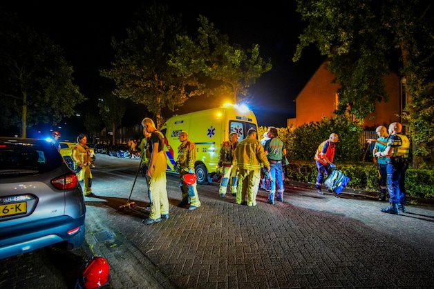 Fietser (64) zwaargewond bij botsing tegen geparkeerde auto in Beek en ...
