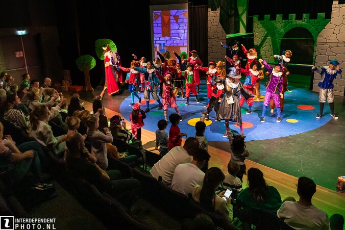 SimSalaBim speelt SintSalaBim in Waalre | Regio | ED.nl