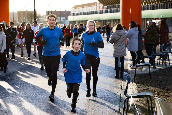 Leerlingen lopen zich in het zweet voor Fenne, Elise en Meike, de drie ...