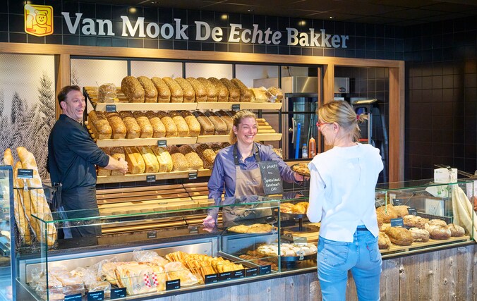 Broodjes, ontbijtkoek en chocolade: vandaag opent Bakkerij Van Mook in ...