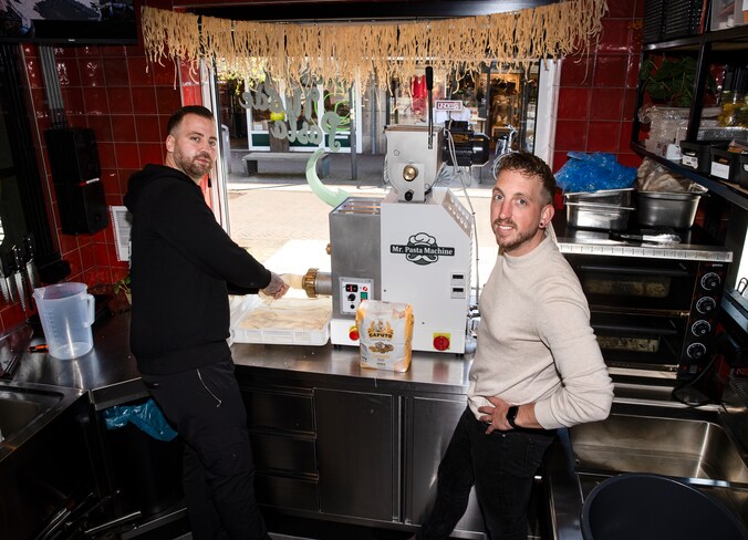 Jeugdvrienden Dennis (35) en Dennis (38) uit Deurne spraken elkaar ...