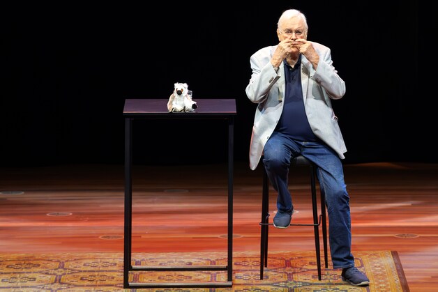 Staande ovatie voor Britse komiek John Cleese (85), nog voordat hij ...