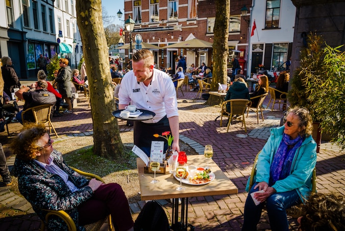 Zwolle voert ‘lunchlijst’ aan met gemiddeld 50,24 euro per maaltijd ...