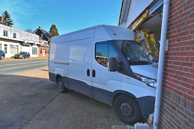 Bestelbus boort zich in woning in Reusel: enorme ravage, voorgevel ...