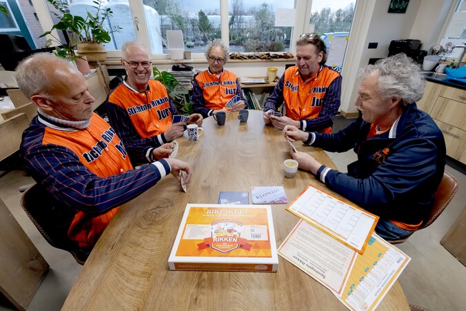 Rikken verbindt: hoe Rooise maatjes na veertig jaar kaarten meedoen aan ...