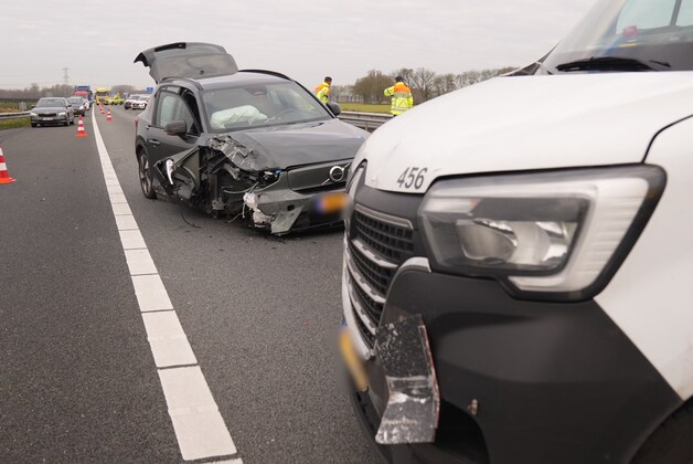 Busje kantelt op de A67 bij Asten: verkeer moet omrijden via A2 en A73 ...
