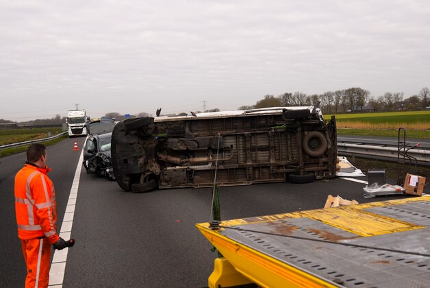 Busje kantelt op de A67 bij Asten: verkeer moet omrijden via A2 en A73 ...