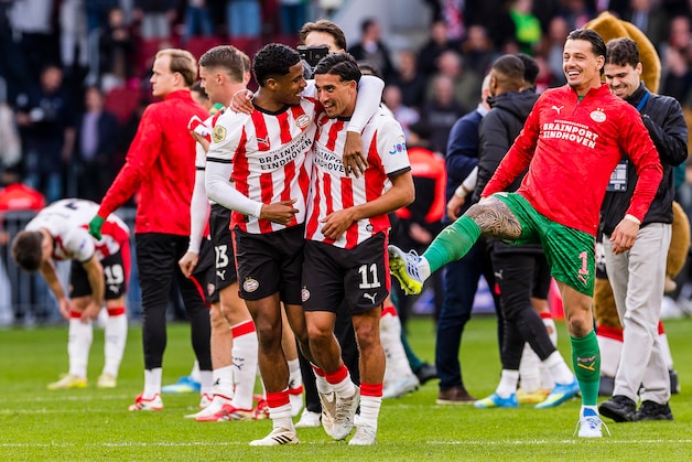 Saibari steekt er bij PSV héél ver bovenuit en brengt zijn club op twee ...