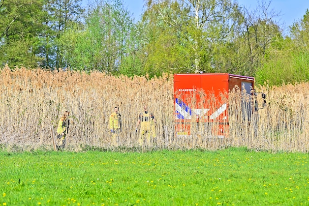 150 meter riet vat vlam bij woonwijk in Valkenswaard, brandweer heeft ...